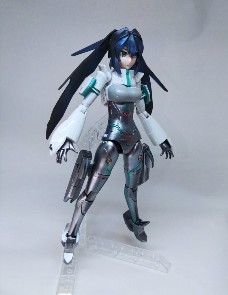 全体のシュッとした体型のバランスが好きなキットです。少しばかり改造すると化けそうな予感がしますので、ガンダムブレイカー4版としていずれ製作してみたいですね。