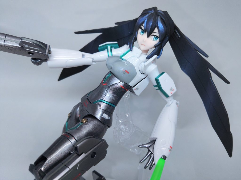 髪は成型色にブルーパールを横一文字にひと吹き、胸部もブルーパール後に光沢スプレー、タイツ?部はフレームメタリック、緑はメタリックグリーンです。他は光沢スプレー、つや消しスプレーでそれぞれ仕上げています。合わせ目、パーティングラインの目立つ箇所はカラーマスキングテープの細切りを貼っています。