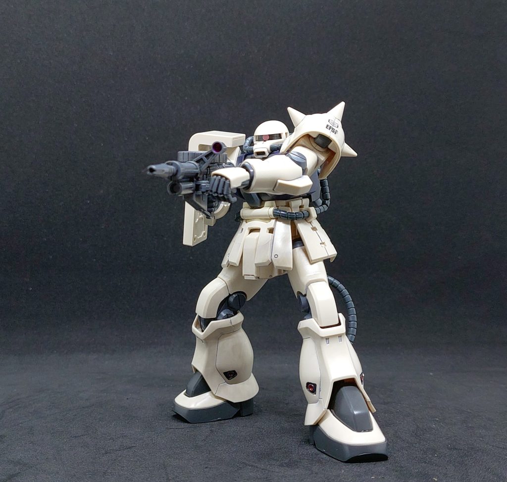 ザクマシンガンを構えて1枚