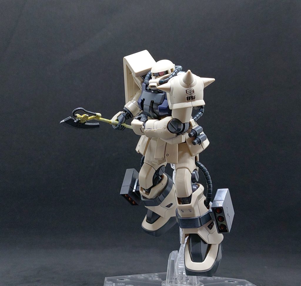 ショルダータックル風に1枚個人的にザクと言えばこのポーズが印象深いですね。