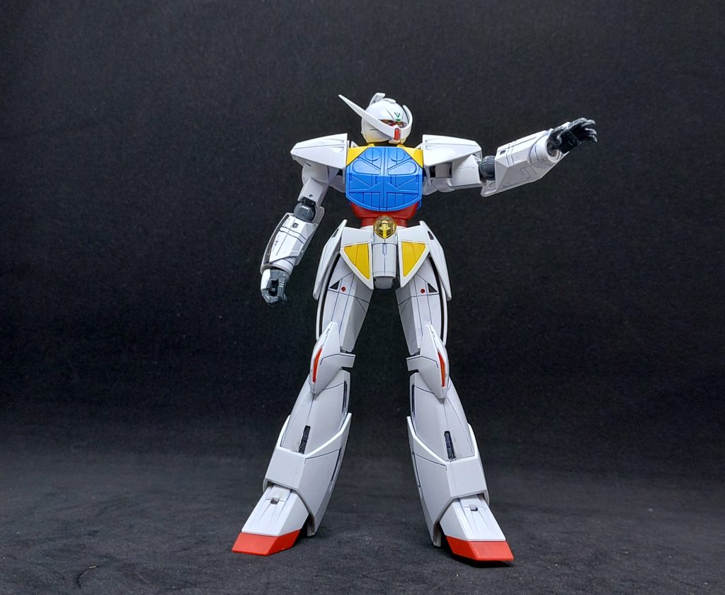 片手を上げた状態で1枚