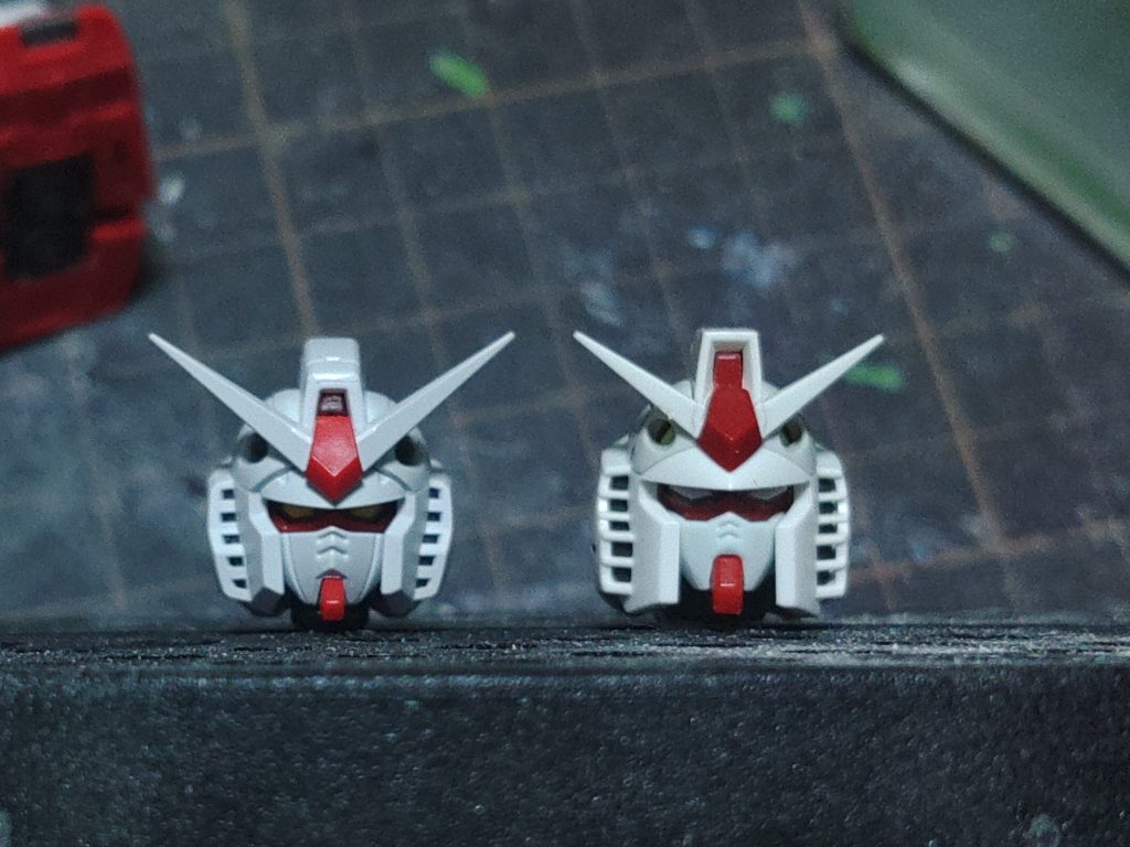 頭部の比較RG1.0のヘルメット+EGのフェイスでより初代らしくかつイケメンにツインアイはプラ板で作り直しました