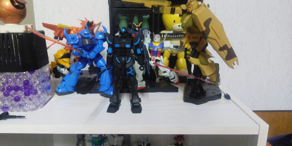 ちょっと引きでなら一瞬それっぽく見えなくもないかもしれない...ポーズが棒立ちのみなのはクリアランスをサボった結果です、動かすと多分即 剥けます首元のパーツは組み付けるだけで逝きました、上から同じ塗料でレタッチするも艶感が違ってまぁなんとも...