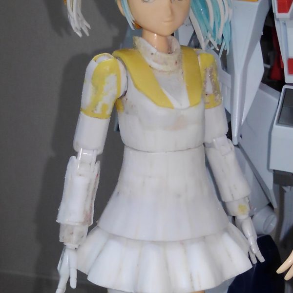 作成を始めたクエスとクスィーガンダムです。クエスはあの白黒のセーラー服みたいな私服姿なんですが、なんかあの服のルーズと言うかゆったりした感を出すのが難しいですね。皴を入れれば良い話なんですが、関節や回転軸やらがあってどう入れれば良いのかなかなか難しいです。ギギは基本そのままですが、マントみたいなものを映画では付けてるんで余裕があればあれを作りたいですね。クスィーを仮組みしました。分かってはいましたがこれはヒドイ。あちこちぶつかってロクに動かない。これはつまり可動がほぼ無理ってことですよね。映画では結構動いてましたけど、矛盾してる。この辺は気にくわなさすぎるので、この意味分からんクソ飾り共をぶった切って可能な限りスッキリさせたいですね。でも今回は女子がメインなので、余裕があったらになります。（2枚目）