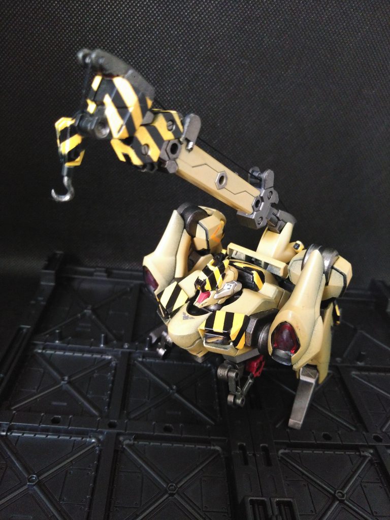 アームは旋回、昇降、伸縮が可能。スクラッチしたフックには滑車を内臓させて二点吊り仕様。