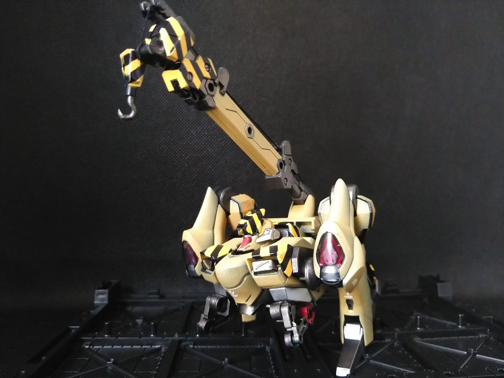 手足を畳んで駐機状態。アームをもっと下げて肩に乗せれるようにしたかった(・ω・`*)