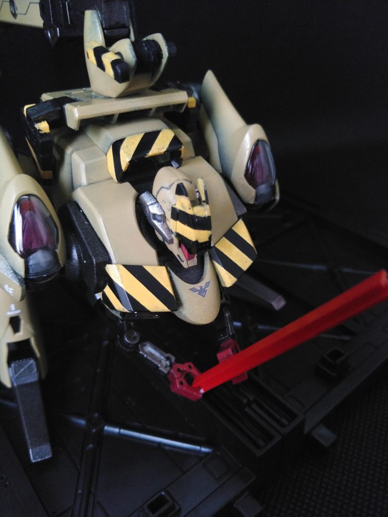 頭はグシオンリベイクフルシティのガンダムモード。黒サフ下地のガンマカエアブラシによる陰影表現に挑戦してみました。