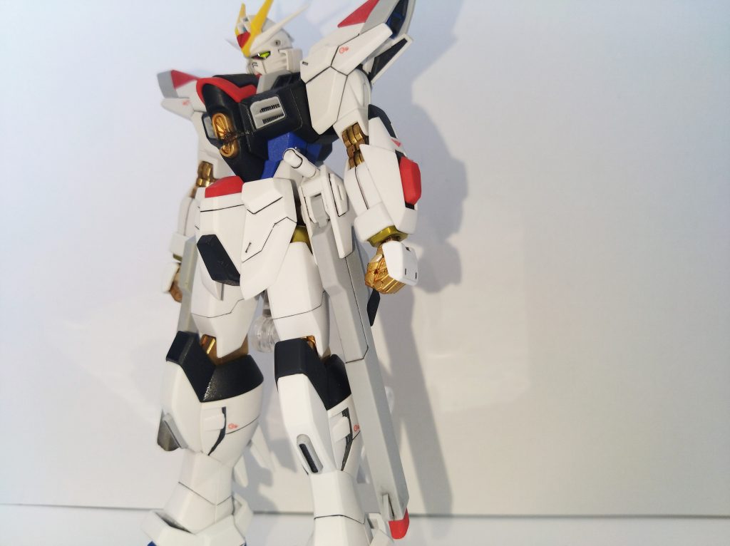 他のかたのように破損させずにそのまま制作することも考えましたが、自分は劇中の状態を再現してダメージを入れる方向にしてみました!