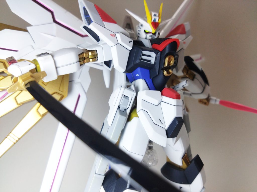 対艦刀フツノミタマとビームサーベルの二刀流で今回時間短縮のため、ビームライフルとディスラプターは制作していません。