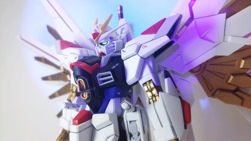 ツインアイは蛍光イエローで塗装したので、UVライトで発光します。ツインアイが目立ってかなり気に入っています。今回グレー下地のブルーを用いましたが、この組み合わせで好みのブルーになるので、今後も使ってみようと思います!