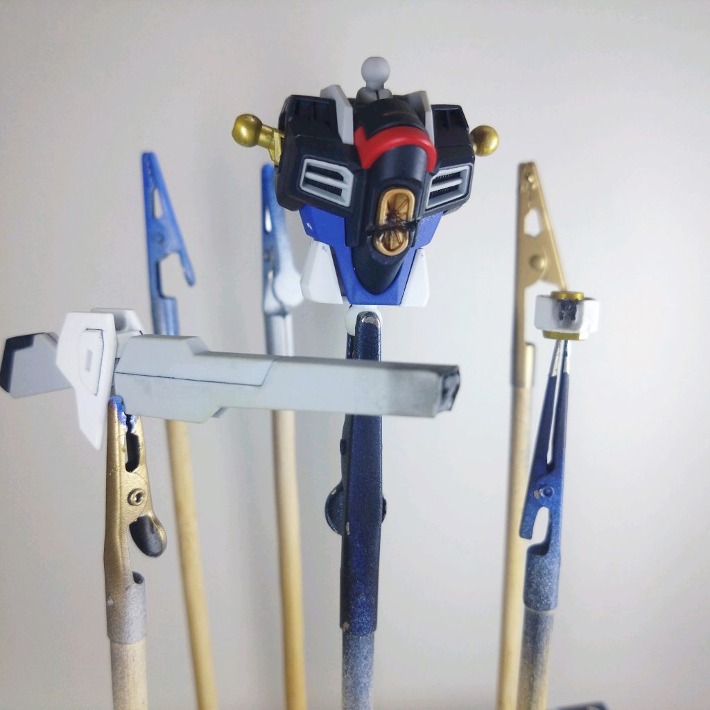 ダメージ部ニッパーやヤスリで破損を入れ、その後リアルタッチマーカーとタミヤウェザリングマスターA・Cでウェザリングをしました。