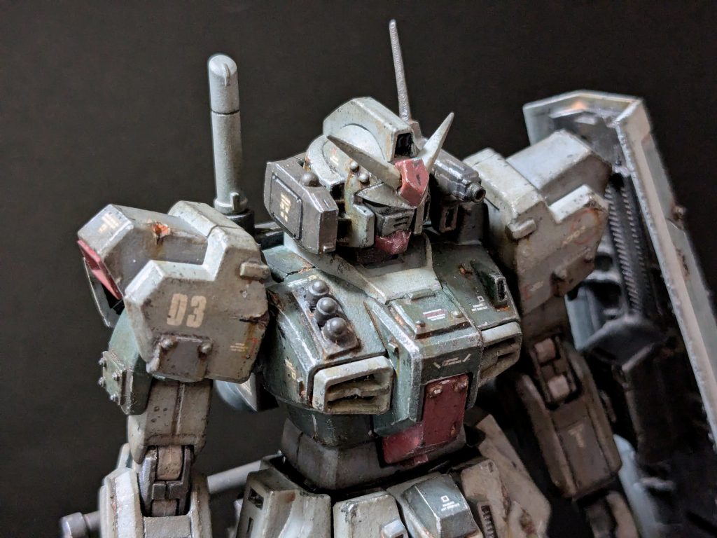 【上半身】頭部はコマンドガンダム調に。右胸部はスモークディスチャージャーに変更。