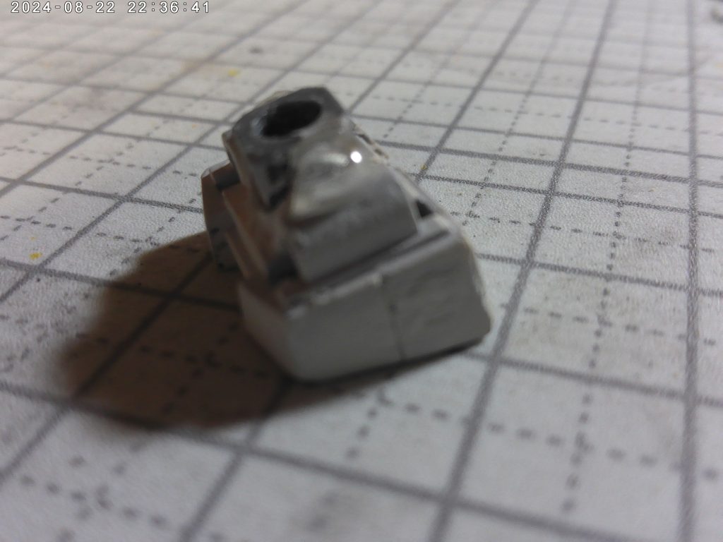 一番頑張った、腰の部分。ランナーを1本腰の下に追加して、前傾になるようにしてみました。スジボリ失敗したり、一部サフ吹き忘れて色が違ってたりと反省点は一杯。