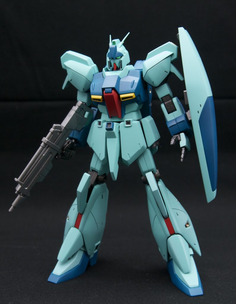 合わせ目は頭部と武器、B.W.Sの燃料タンクに。HGにしては合わせ目少ないほうなので優秀なキットですが細かい色分けがないのでマスキングが大変でした