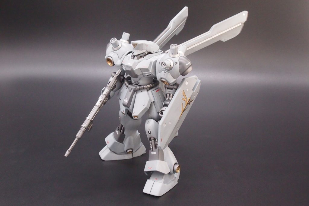 腰を3mm延長、脚部は合せ目消しをしています。