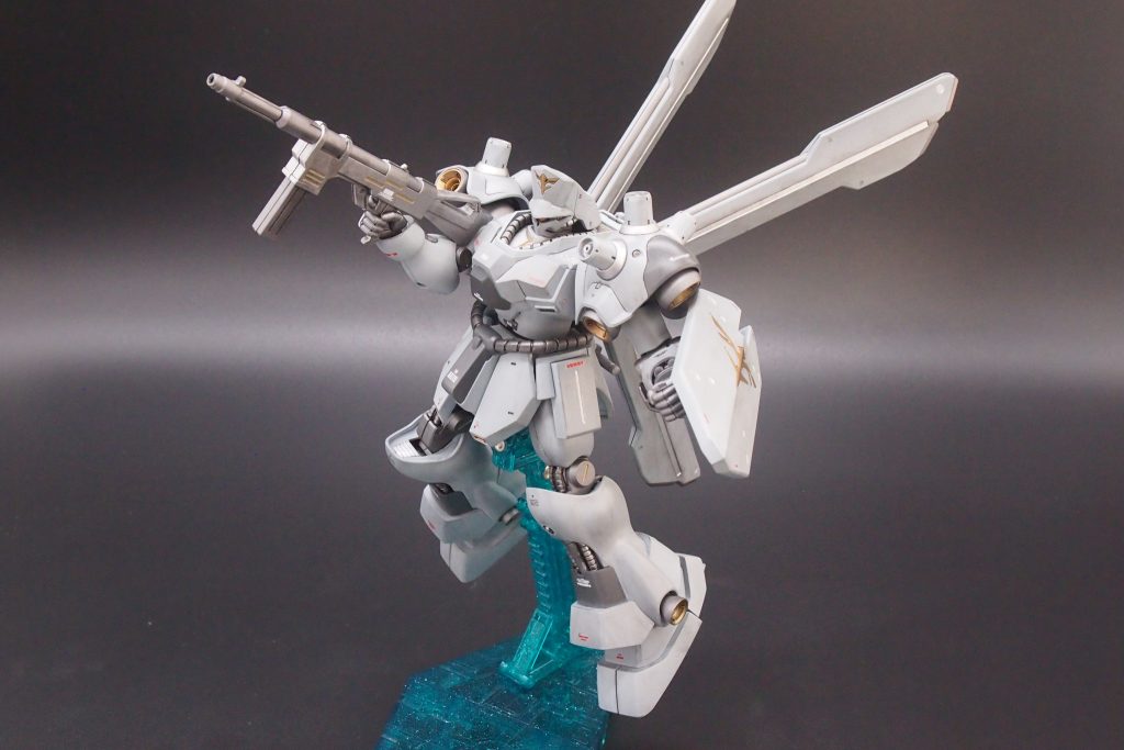 下地は黒で、メインは震電を作る際に使用した明灰白色になります。塗装後黒のウェザリングカラーでウェザリングをしています。