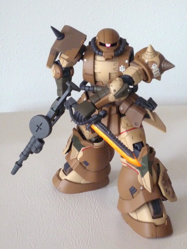 劇中では、右手にタガーナイフ、左手にマシンガンを持っているのですが、マシンガン用の左握手がキットに付いていないのが残念です。左手にマシンガンやバズーカを持てるハンドパーツがあったらいいですね。