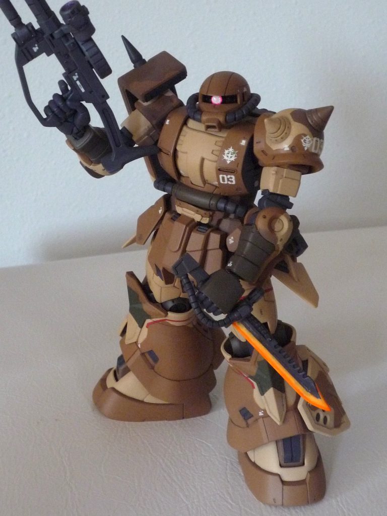 サンホ機の迷彩模様は、胴体はシンプルですが、腕部はエグバ機と同じで細かな塗り分けが必要で、苦労しました。