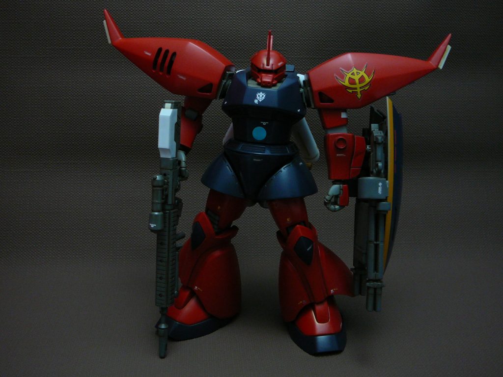 正面。シールドが重すぎて左手が下がってしまいます…。肩アーマーのデカールは旧キットリゲルグのものを使用。