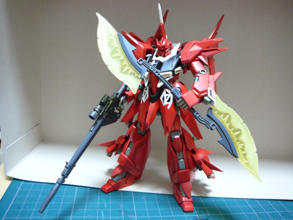 顔の寄りの写真が無かったので分かりにくいですが、ほほパーツは設定画と違ったので、かなり削っています。ビーム部分はエフェクトがモールドで入っていますので、軽くやすりを入れて目立たせました。