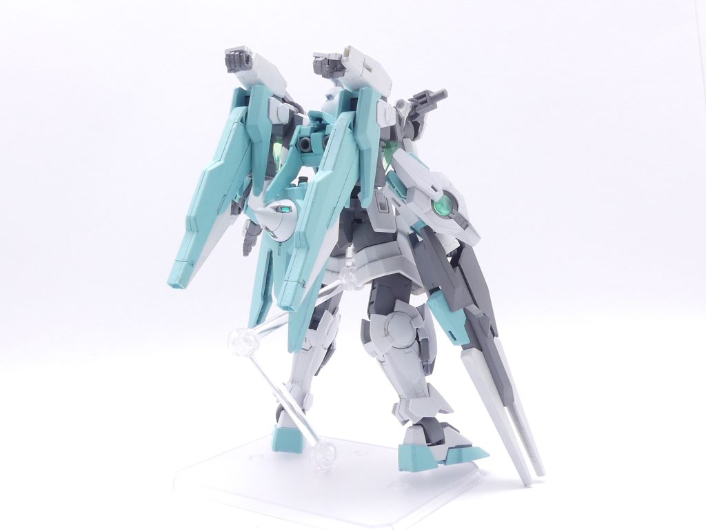 後ろから。アークドライヴユニットはダブルオーダイバーのドライヴと違い腰に付けるとちょっと余裕がないため、アームアームズの二軸でクリアランスを取りました。また、ブーストポッドに代わる飛行パーツとしてサブアーム付きのウイングユニットを装備。ライフルはクラカスそのままです。