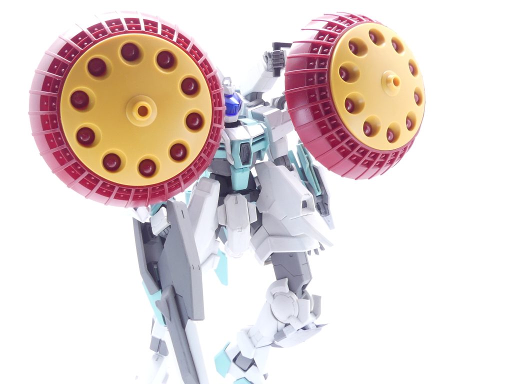 サブアームユニット:武装の懸架が精一杯ではあるものの背面ウイングユニットに設けられたサブアーム。甲部分にはビームダガーを持つ。