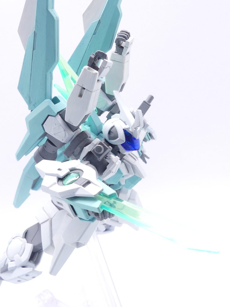 GNブレイサーソード:ダブルオーダイバーアークと異なり集光樹脂部分はGNビームである。接近戦用に取り回しの良い二本のビーム剣ユニット。先端にはGNバルカンを装備し、小型GNフィールドを張ることもできる。この辺はマクス・マーキュリーレヴの経験が生きている。外せば3ミリ軸が出現、多くの武装に対応する。GNドッズキャノン:背面に装備されたドッズキャノン。そのままでは前に向けて射撃できないのはハイゼンスレイ・マテウスと同様。有事にはユニットを分割、パーメット機動できるのよとか言っているが・・・例によって空間認識能力は低くファンネルは苦手である。ウイングユニットのスラスターはGP02Aから。適当なGNバーニアがなく・・・一応3ミリ接続なので外すと3ミリ穴が露出。