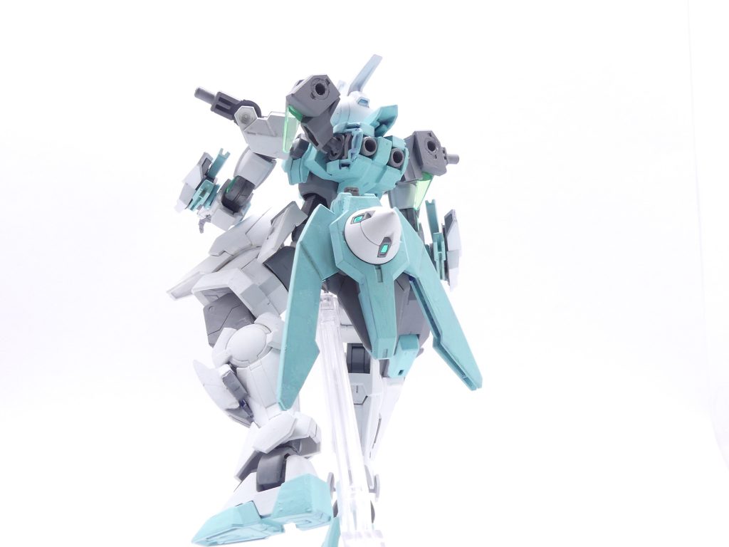 ウイングユニットに加え、バックパック横の小羽根を外したところ。背面ペイロードはこの状態だとネイキッドとほぼ変わりありません。ただ、穴を塞ぐパーツが集光樹脂に変わっています。常にビームが出ているのかも。