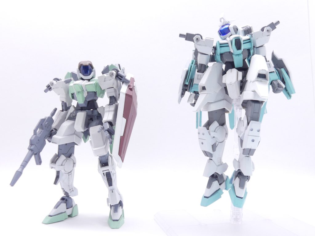 ネイキッド・ハチと(元のネイキッドに戻そうと思えば戻せるけど今はパーツを見つけるのが大変)。頭・腕はハチにした時に変更されています。緑の色味が大分違うね。