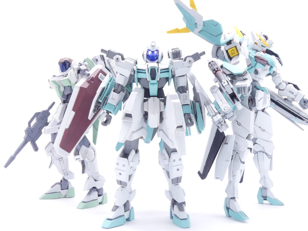 ここからは歴代愛機と。GNネイキッド・ハチ(左)、キルゴアエアリアル(右)と。元々、キルゴアエアリアル製作時に、今回の製作用に緑部分の塗料は多めに用意しており、今回それをようやく役立てられることに。