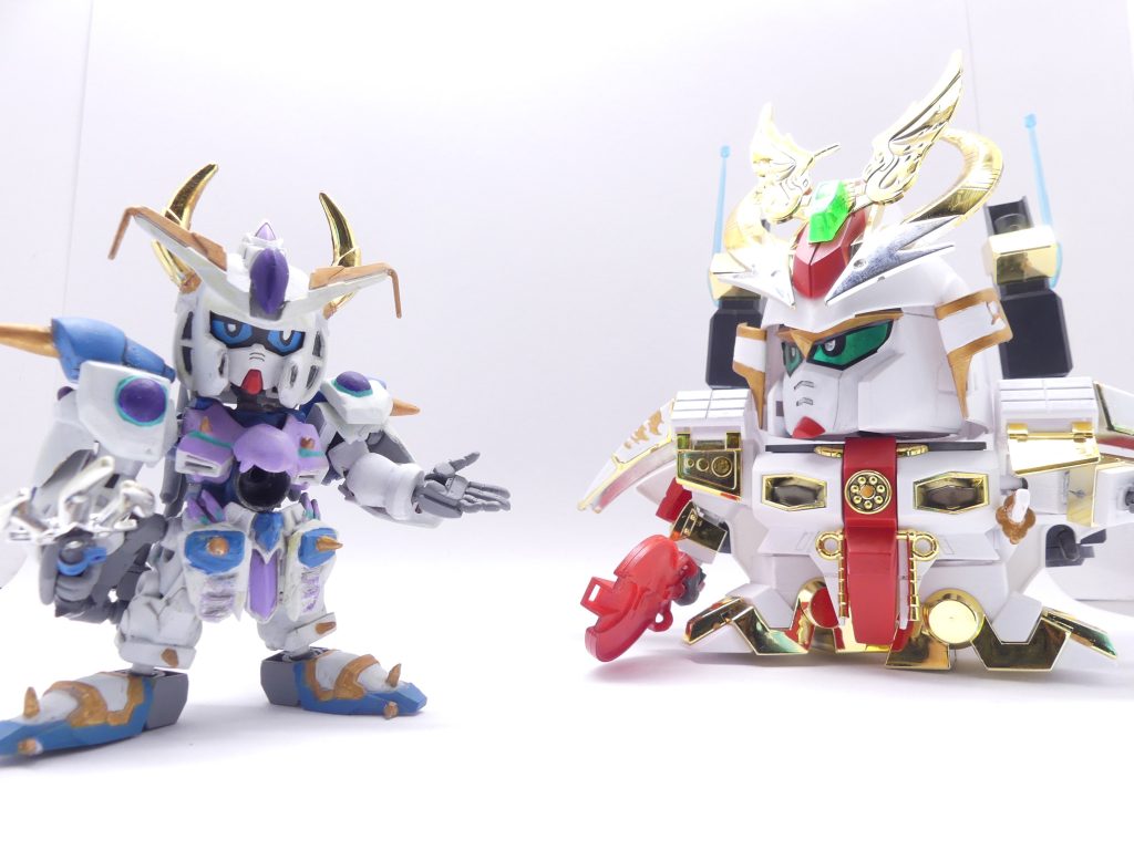 EXissue3「出会いはアップリフト」～エバーランド・コマンドリージョンの近くの沼地～･･･おぉ。その豪華な姿は･･･シャクジイ・ゲンゾウ。知ってるよ、･･･ん。違う。中に入っている人格は･･･別のものかね？シャクジイ・カイン？ふん･･･俺（おで）の見間違い？いや･･･お前さんが、ゲンゾウの子どもか。「エバーブック」は外見の見間違いが多くて困るね･･･。で、お前さんは何のために？･･･ふん、「エバーランドの今」か。ひどいものだよ。ゲンゾウ達がかつてこの世界を平和にした後･･･もっと邪悪な何かがこの世界を覆っている。偽物の「エバーブック」もそうだ。あんな改造ガンダム、エバーランドでは目立つからねぇ。それ以外にも、元々の問題に加え、「ミスク」だのあれだのこれだの･･････何か、知ってるって？さぁ。そのカードは、本当に信頼している者にしか切らない。お前さんがゲンゾウならともかく･･･俺（おで）は簡単にはヒトを信用しない。信用されたいなら･･･救ってみせることだ。お前さんなりの方法で。「エバーランド」を。･･･一つだけ、忠告しておく。本物のエバーブックを持つ物同士が戦えば、エバーランドは滅ぶ。･･･まぁ、ちょっとした予知みたいなものだよ。信じるか、信じないかは･･･お前さん次第だ。俺（おで）はこの「エバーランド」、どうなっても構わないからね･･･～シャクジイ・カイン、「エバーランド」での最初の一日の一コマ。シイナ・アマミチ達が初ログインする半年ほど前～（次回を待て！）