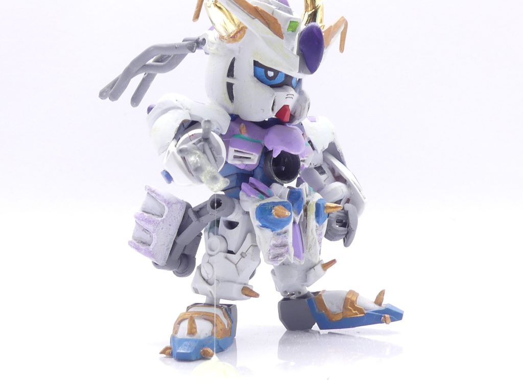 【ガンプラデータ】配役：機竜士（メタルファイター）フォーミュラルアップリフト演者：なし所属：なし仮想GP（ガンプラパワー）：35（自己申告、実際は220）使用ガンプラ：ＳＤＷ　ベンジャミンＶ２ガンダム　　　　　　　ＳＤＷ　エドワードセカンドＶなどレギュレーション：オフィシャルレギュレーション機体解説：フォーミュラル一族の末裔･･･かどうかは定かではないが、「エバーランド」の沼地に住む科学者。自らを卑下し、人を信用せず、しかし与えられた仕事はきちんとやり遂げる。本当は忍耐強いのだ。コマンドリージョンの大気汚染問題を解決するなどの功績は、特にコマンドリージョンのリーダー・コマンドジャスティスガンダムが一目置いている。相棒・ライトグリーンガンドラゴンとドラゴンフュージョンできるが、戦いは苦手（と自己申告している）のためめったにその力は使おうとしない。また、フォーミュラル一族の特有の力として、部分的な予知能力を持つ。さらっとコマンドジャスティスとか出ましたが今はまだ水に流して･･･肩アーマーを外すとネイキッドタイプかな？これは合体時に使います。のちに登場するガンプラ（ガンドランダー）のドラゴンフュージョン模索の意味もあり･･･今回は相当苦労しました。右目を閉じ気味にして卑屈感を出しつつ。 