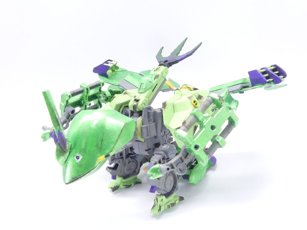 ライトグリーンガンドラゴン：正式には竜機神ライトグリーンガンドラゴン。猛毒の沼地に生息していたがフォーミュラルアップリフトと仲良くなり彼の守護竜に。吐き出す強酸の息（アシッドブレス）はあらゆる敵を腐食させる。本体よりも相当でかいガンドラゴン。前から。･･･身体部分はＧボトムイナバ（「GBNW:NEXus」）を分解して使用。要はハイゼンスレイＩＩの腰パーツです。それにガンダムダンタリオンの足とかプラ板製翼とかを使って、アーマーを擁する一大プラットフォームになりました。ヴァルキランダーなどでは変形にアレンジされていましたが、本来のガンドラゴンは「素体に合体用アーマーを着せる」方式。