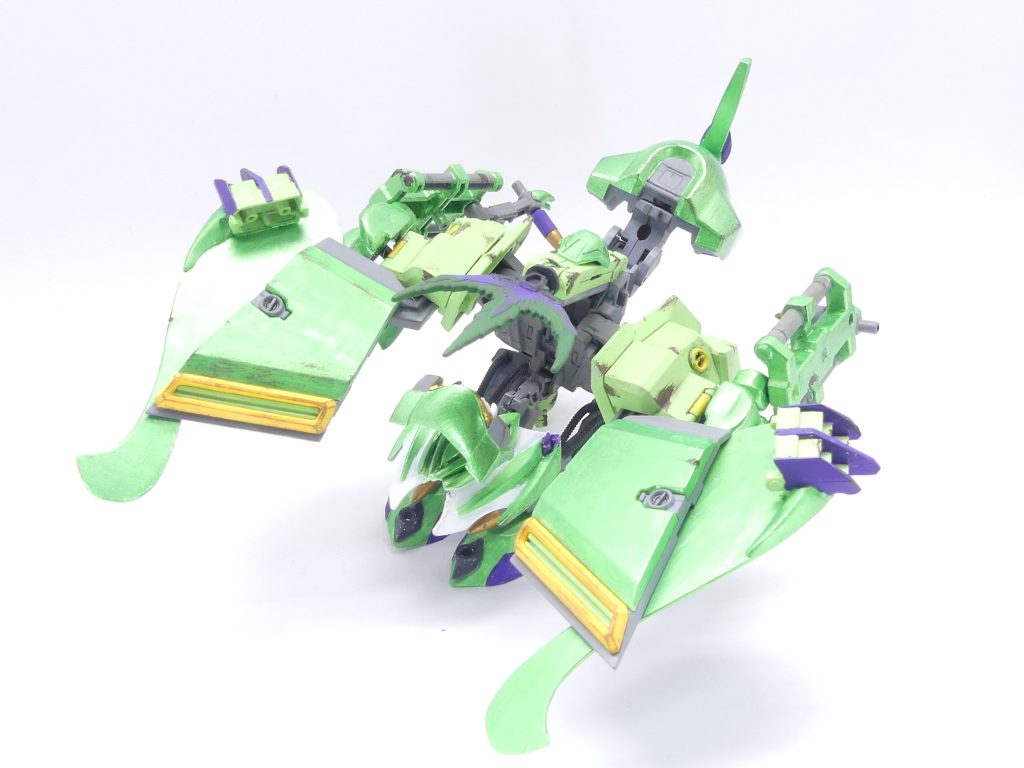 製作記録参照ですが、翼の位置がその時と異なります。これは単純なミスというか塗装してはめ戻した時に向きを間違えちゃったからです。とはいえのちに発表する予定の形態以外にはそんなに影響がないので間違えたままにしておきました。当時のガンドラゴンに近づけるべくアーマー部分はメッキ調ですが･･･全身はかなりさび付いています。それだけ過酷な環境で生きてきたと言うこと。