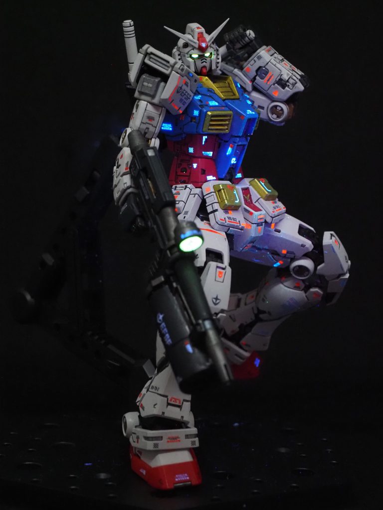 ビームサーベル抜くアクションもバッチリキマる。凄い作りですよね。