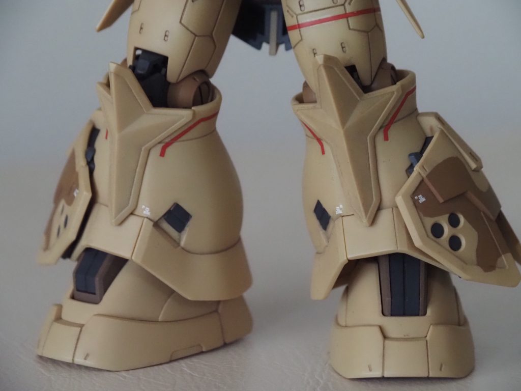 ダナン機の十字型膝アーマーは、単色にもかかわらず、多色成型となる他の4機と同様上下二分割のパーツ構成となっていてるので、合わせ目を消しました。