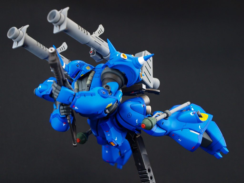 サイド6防衛部隊攪乱のため、市街地から居住施設を縫うように進撃しつつ連邦軍に基地を目指す。