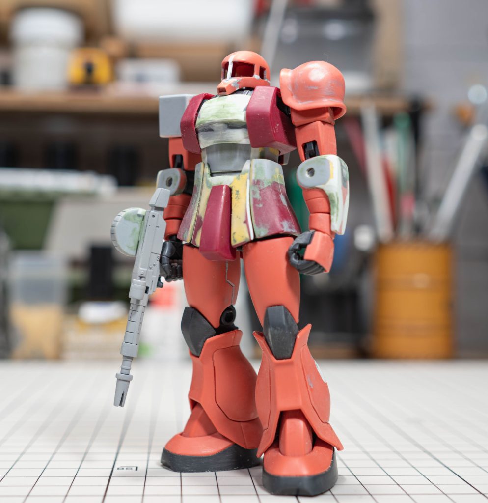 改修段階の写真。着手前は楽にできるのでは、と思っていましたが意外と色々違うものですね。絶対必要な動力パイプの穴埋め、肩以外の改修点は以下のとおり。頭部:縦に1mm、口も1mm延長胸・腹を造形スカートを造形・延長(10mmくらい)肘を造形シャツインしたおっさんのようなスカート丈は旧ザクの特徴的な箇所なので、できるだけ長くしました(笑