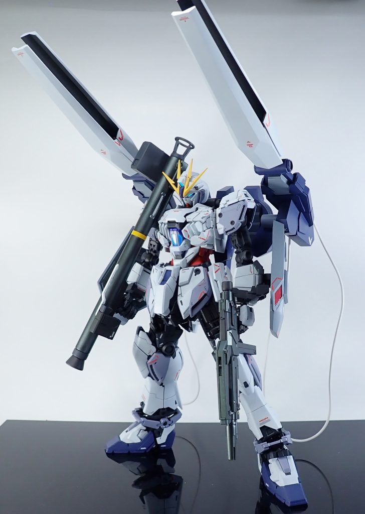 バックパックはプラ板とエポキシパテをメインに使用し製作しました。インコムはなるべく軽くなるようにプラ板で製作。キャプチャーへの変形は出来ませんが、着脱は可能としています。インコムのケーブルは100均のイヤホンのコードになります。シールドは主にプラ板の箱組みで製作しました。