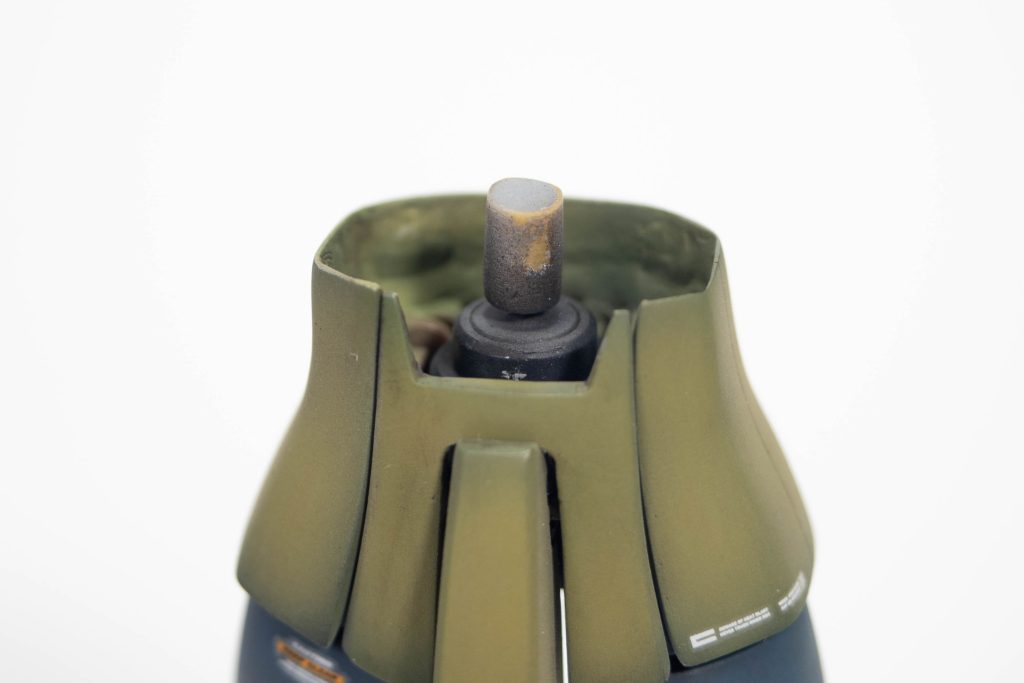 腰はボールジョイントですが、改修段階で頻繁に抜き差しするので、破損回避の為プラ棒の軸に変更。そもそもスカート丈を伸ばすと可動範囲も狭くなるので必要ないと判断しました。一応軸はアルミ棒にして2mmくらい浮かせているので、ちょっとした可動はできるようにしてあります。