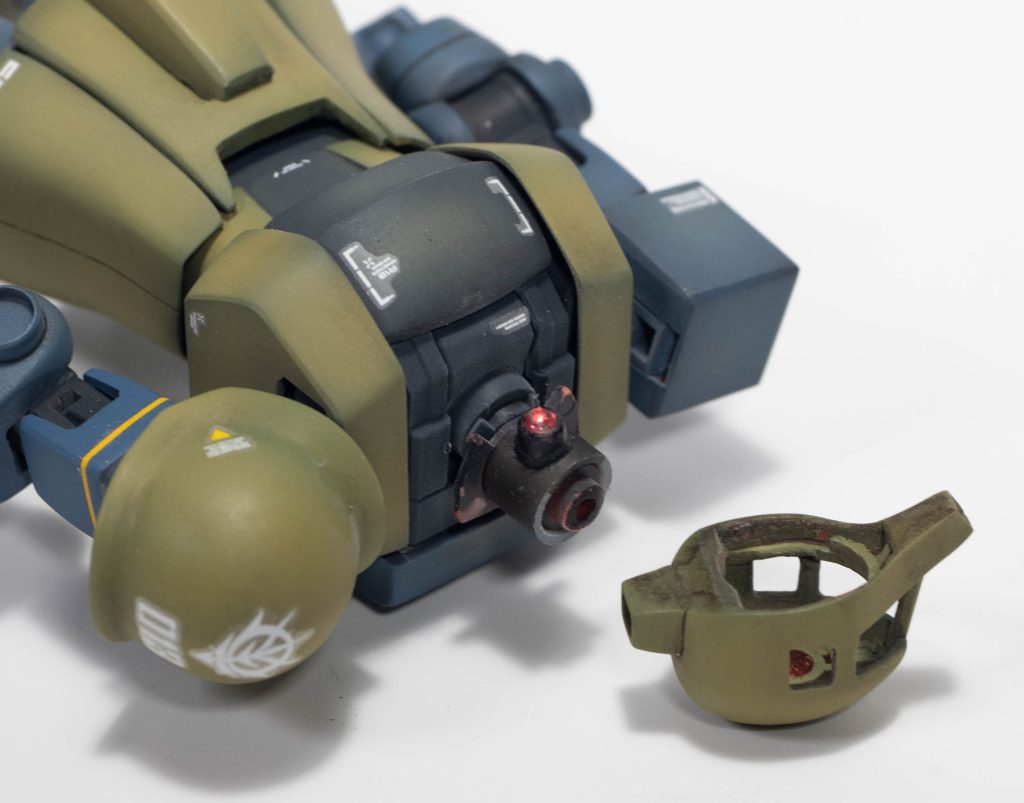 造形以外の改修としては、頭は底をくりぬいて後ハメ加工。モノアイは軸にプラパイプを刺しているので可動します。