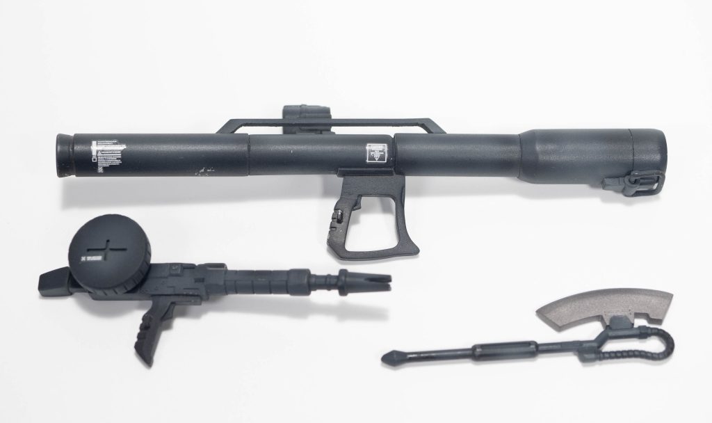 バズーカは旧ザクおなじみのカードリッジなしの単発モデル。マシンガンはストックなしでマガジンを縦置きに。どちらもザクIIと比較してダウングレードしている感が出ていて良いですよね。初期デザインの間引きの妙に感心させられます。