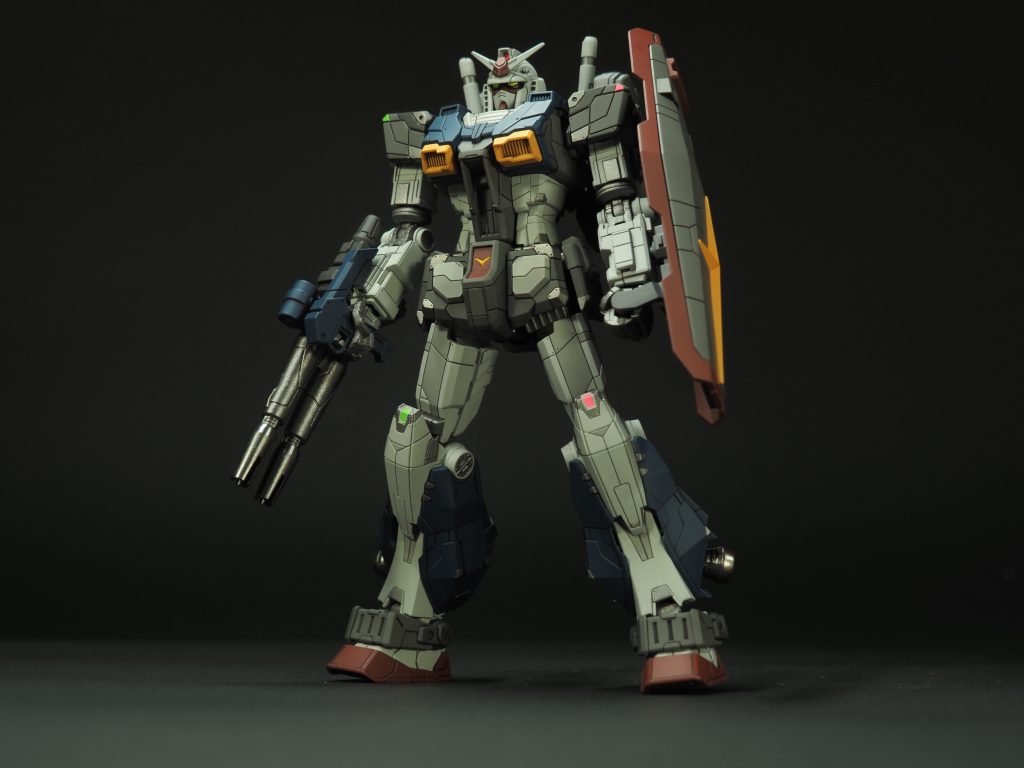 キットの白と黒の塗り分けが好みではないので、コントラストを低めに、グレーで塗り分けました。白部分はニュートラルグレー2、黒部分はニュートラルグレー4です。