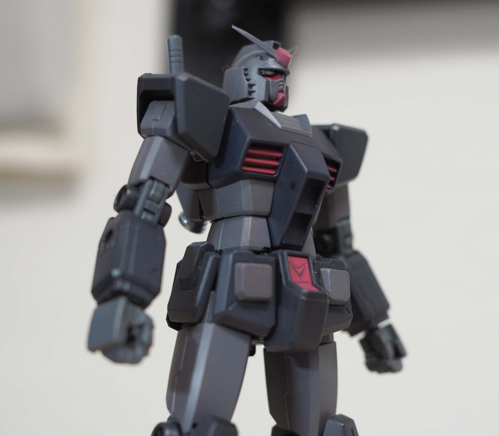 写真ではわかりにくいですが、通常は青色の胸まわりの部分はSEEDダークブルーです。