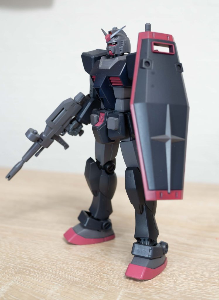 ビームライフルとシールド。シールドはネオジム磁石を仕込んでます。