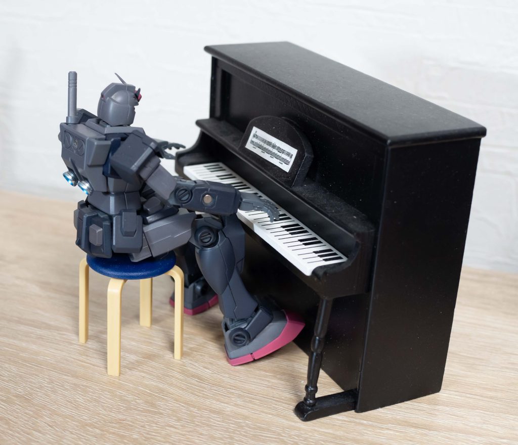 モビルスーツにピアノ弾かせようと思って買ったのですが、思いの外小さく。。。(笑)塗装レシピグレー部分:ホワイトサフ→ガンダムグレーダークグレー部分:黒サフ→MSVダークグレー胸周り:黒サフ→SEEDダークブルー赤部分:黒サフ→シャアピンク2スラスター:ガンダムメッキシルバー→メタリックブルー