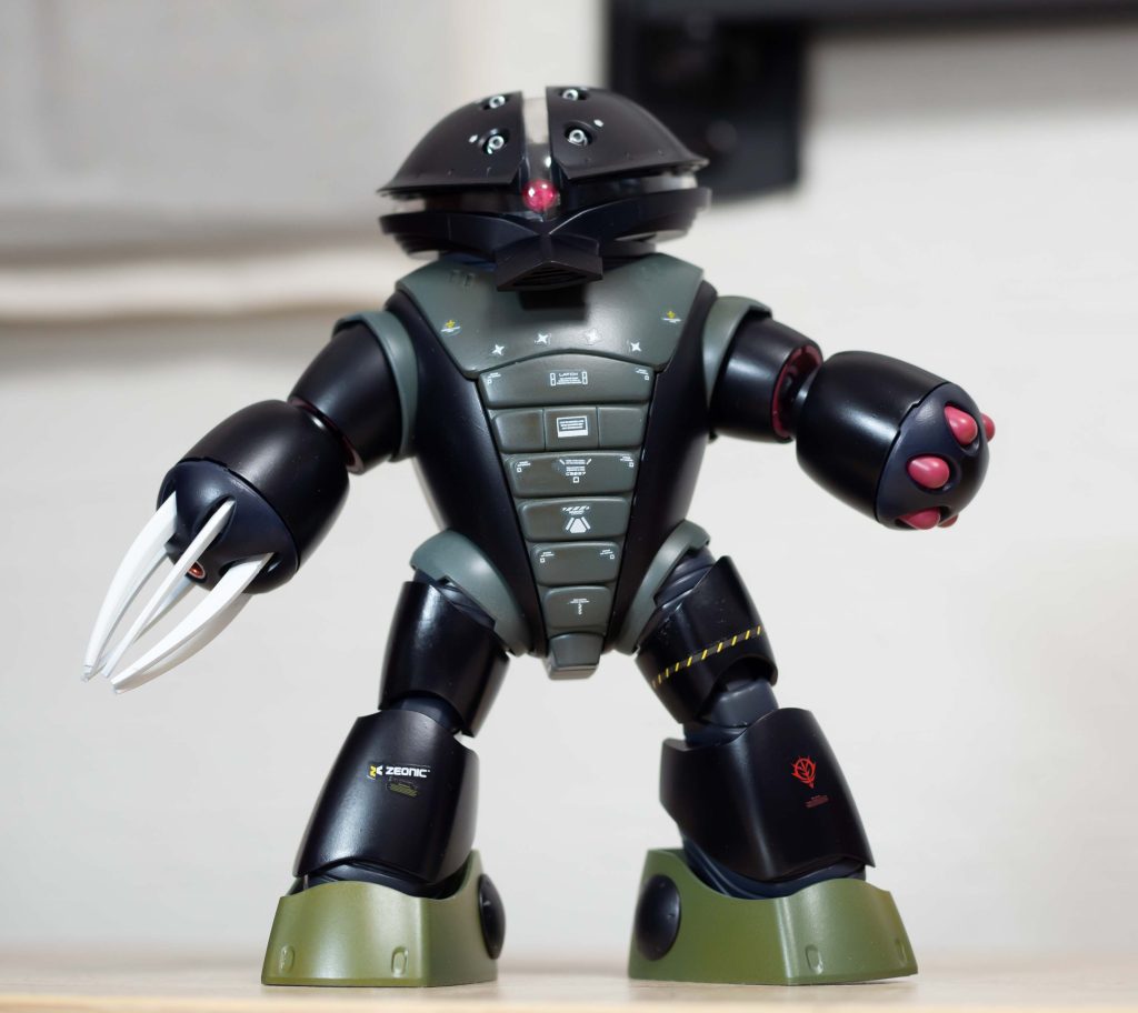 胸からお腹周りと、腕足の付け根部分にジオングレーを使用しました。なかなかいい感じですが、この段階で無くなりかけたので足の部分はMSVダークグリーンを使用。胴体脇と腕足はダークブルー。この前使ったSEEDダークブルーがなかなか良かったのですが、6本セットでないと手に入らないので、今回はタミヤのスプレー缶に協力いただきました。黒っぽい部分はタミヤカラーのダークブルー。この色、ドムに使ってもいいかも。