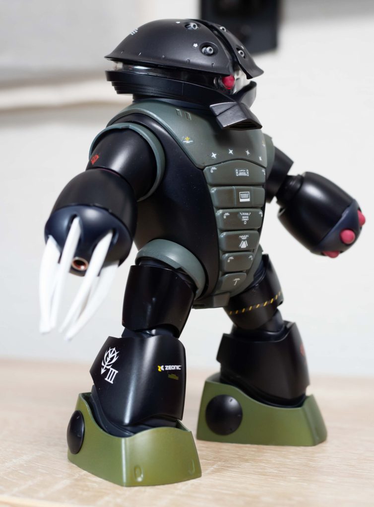 ツメは白にしてみました。ガンダムマーカーのニューホワイト。デカールは、本来使うべきでないものが混じってるかもしれませんが、余ってるので。。w