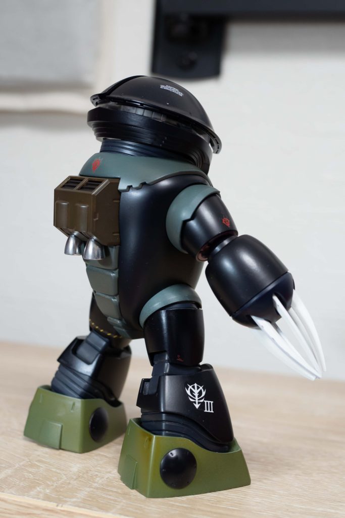 ダークグリーンの色が変わっている部分は、半光沢トップコートの影響。ジオングレーも少し影響受けてます。他の色では問題なかったのですが、グリーン系はもしかしたら相性悪いかも。でも、なんとなく良い風合いになってるので良しとしました(笑)