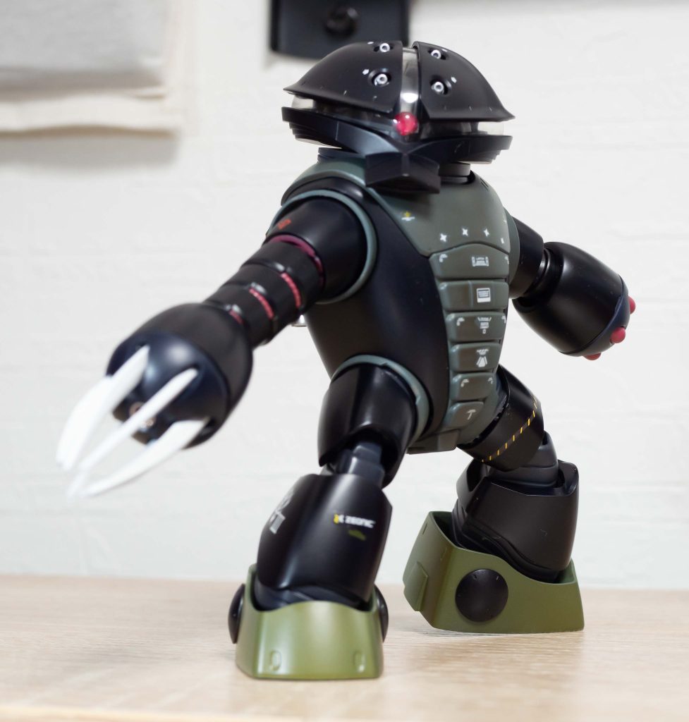 赤色はシャアピンク2。モノアイは蛍光ピンクの上から赤レジン。